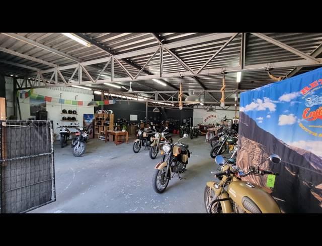 3,450M² BUILDING FOR SALE IN SALT RIVER